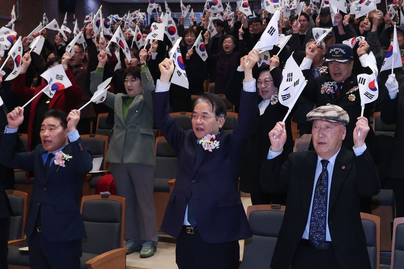 태극기를 힘차게 흔들며 만세삼창을 하는 이동환 고양특례시장