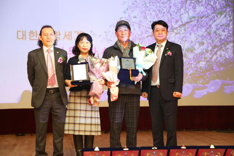 좌측 김락호 이사장, 박미옥 동시작가, 남상욱 시인, 주응규 부이사장