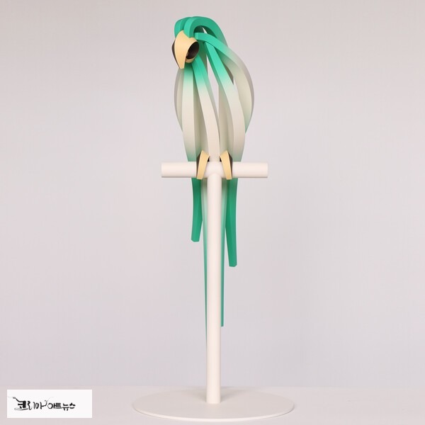 [ACF] 이상수, Parrot(green gradation), 2024. paint on resin, 30x30x71(h)cm. ⓒ 이상수, GALLTHE’S, ART CHOSUN SPACE