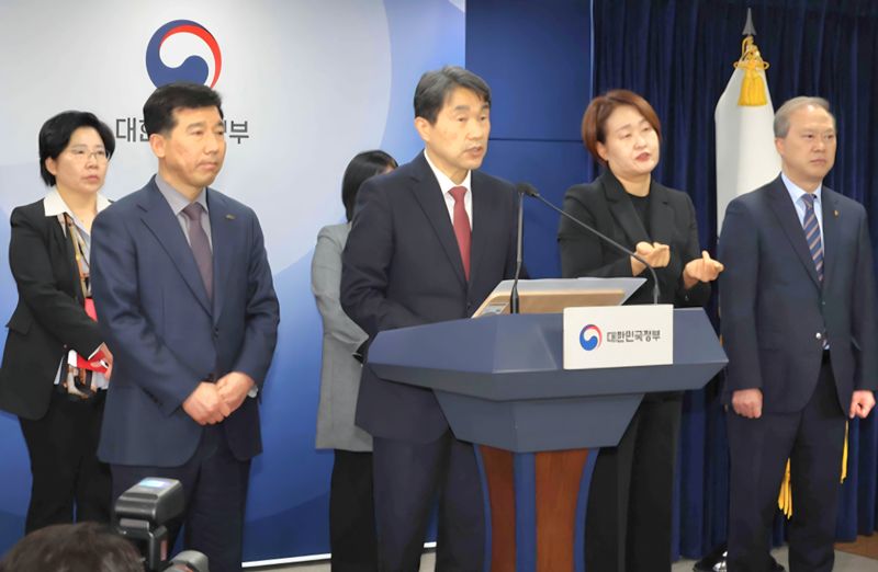 이주호 부총리 겸 교육부 장관이 의총협 회장단 양오봉 전북대 총장, 이해우 동아대 총장 그리고 이종태 의대협회 이사장과 7일 서울 종로구 정부서울청사에서 학생 복귀 및 의대교육 정상화 관련 브리핑을 하고 있다.