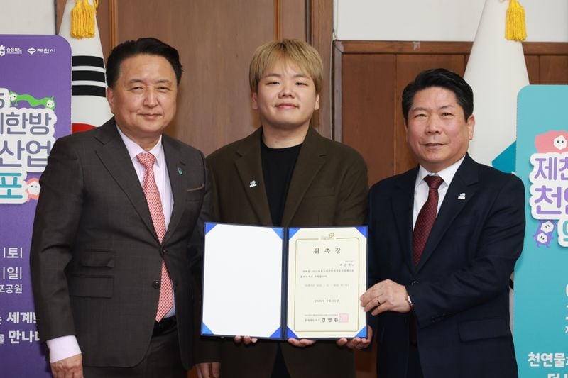 왼쪽부터 김영환 충북도지사, 곽준빈 홍보대사, 김창규 제천시장