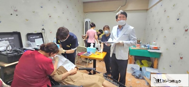 ▲ 은평치과 대표원장 이영만, 치과진료로 봉사활동을 하고 있는 모습.