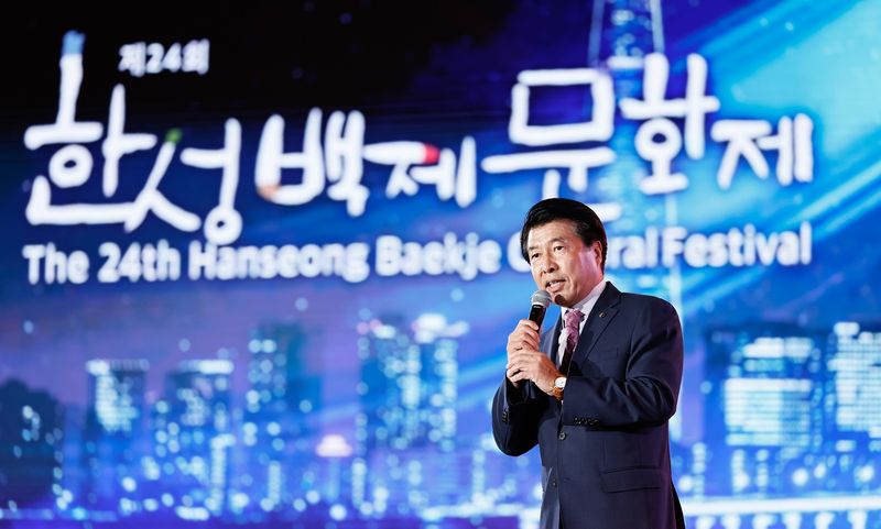 ▲ 제24회 한성백제문화제’ 개막식에서 인사말하는 서강석 송파구청장