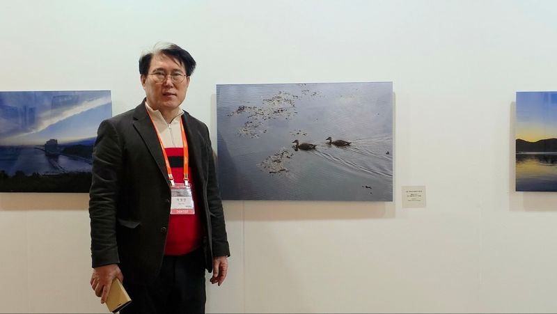 ▲ 은평치과 대표원장 이영만, '평화의 순간, 물 위를 떠도는 두 영혼' 사진작품 입선 수상