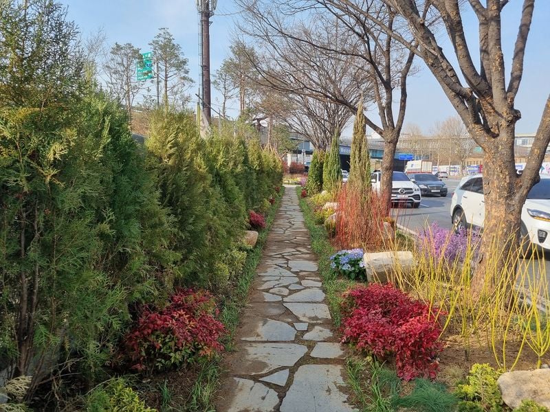 ▲ 잠실대교 남단·성남 시계부, 송파 상징 담은 장송 100여 주 식재  석촌동 고분군 모티브 성곽돌·정원식물·조명…사계절 경관 조성