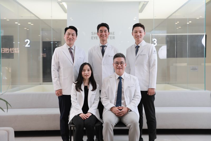 ▲ 고양신세계안과 5명의 안과전문의 진료철학 친절, 안전, 전문성 앞줄 좌측부터 이보람 안과전문의, 이기웅 안과전문의 대표원장, 쥣줄 죄측부터 민준기 안과전문의, 김영신 안과전문의, 안종호 안과전문의