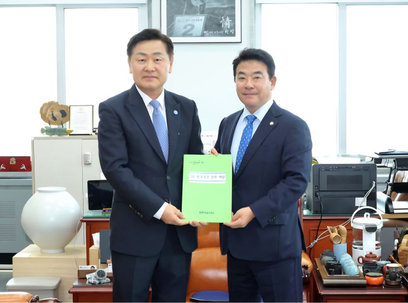 ▲ 김관영 전북특별자치도지사(왼쪽)가 21일 박정 국회 예산결산특별위원장(오른쪽)과 만나 전북의 핵심 전략사업 5건에 대한 국비 지원을 요청했다. ⓒ전북자치도 제공