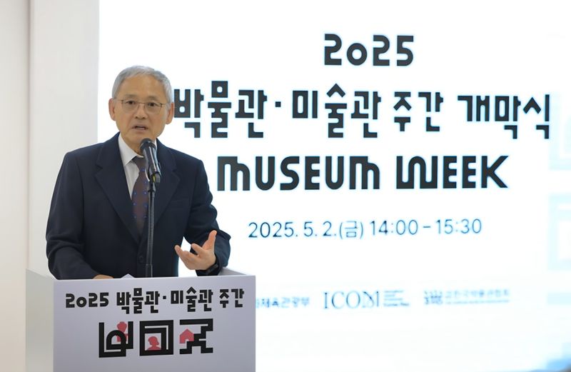 ▲ 유인촌 문화체육관광부 장관이 2일 서울 은평구 사비나미술관에서 열린 '2025 박물관·미술관 주간' 개막식에서 축사를 하고 있다.(사진=문체부 제공)
