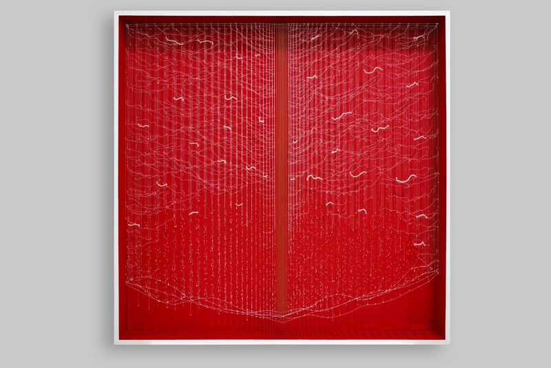 마른 땀 no.2 2025,100(h)x100(w)x10.8(d)cm, 나무 패널에 실, 아크릴 물감과 18k 금박
