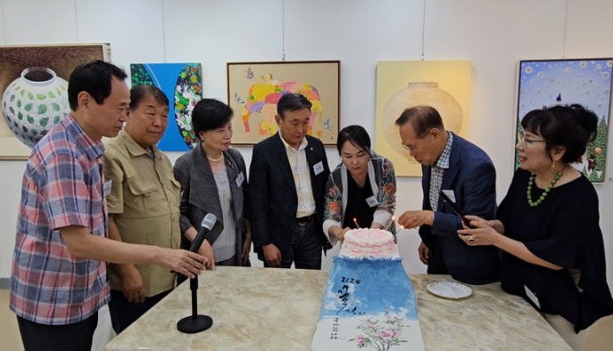 2024 끌림전 축하케익 자르기 / 세미갤러리 제공