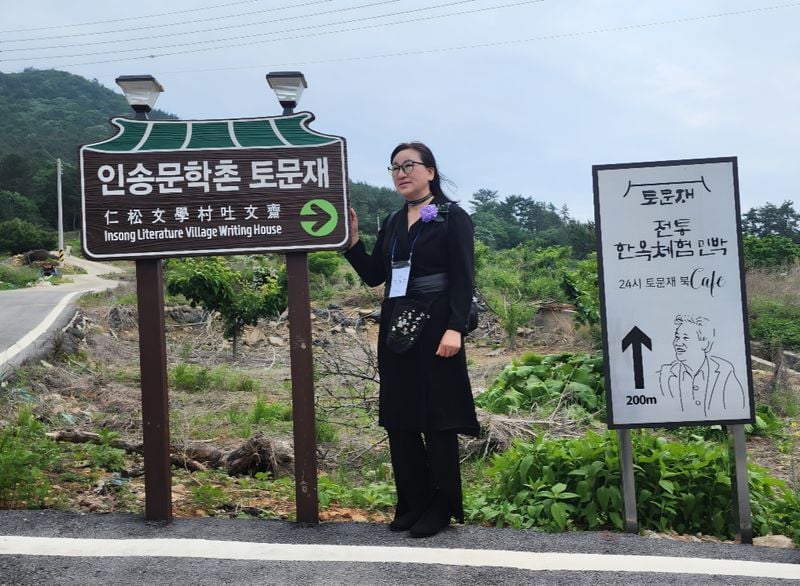 한국문학사랑신문/한국문학사랑예술인협회 정해정 이사장은 "이번 한국문학 심포지엄에 초대받아 영광스럽다. 한국문학의 발전을 기원드린다." 고 말했다.