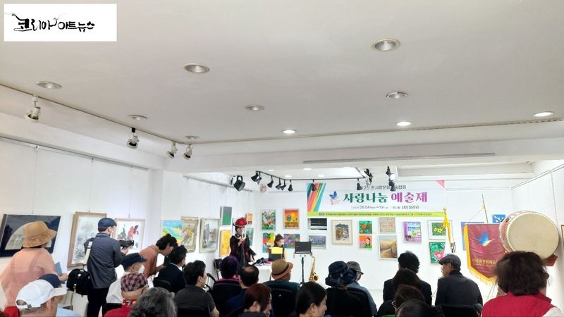 ▲ 변성옥 시인 겸 화백, 2025 한사랑문화예술협회 사랑나눔 예술제 회원전 현장