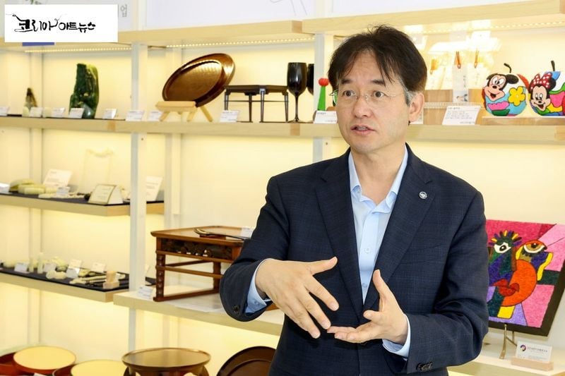 ▲ 2025 고양시 공예품 전시회를 찾은 이동환 고양특례시장
