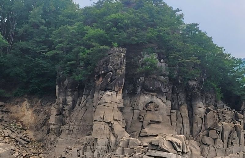 ▲ 한편 한국문학사랑신문 고선미 사무국장은 제천 청풍호 유람선에서 바라보는 옥순봉 엄지바위 기암절경 사진을 본보 코리아아트뉴스 매체 이청강 기자에게 보내왔다.