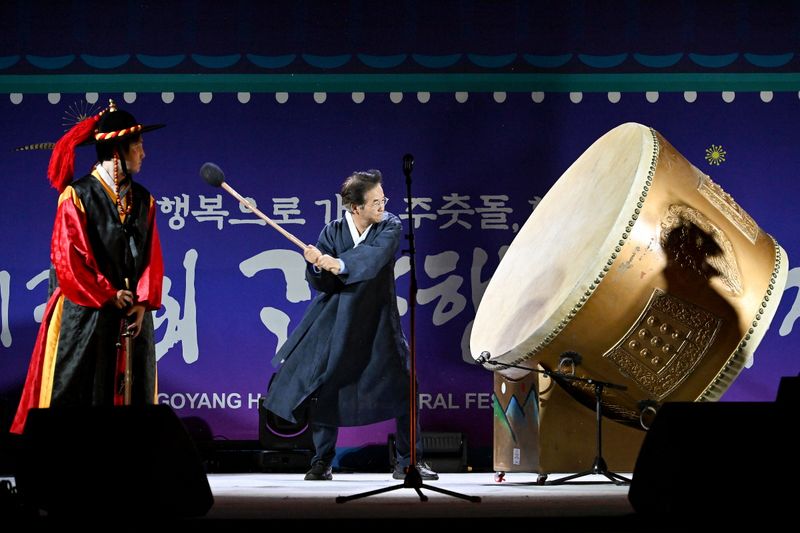 ▲ 이동환 고양특례시장이 북을 치며 개막을 알리고 있다.