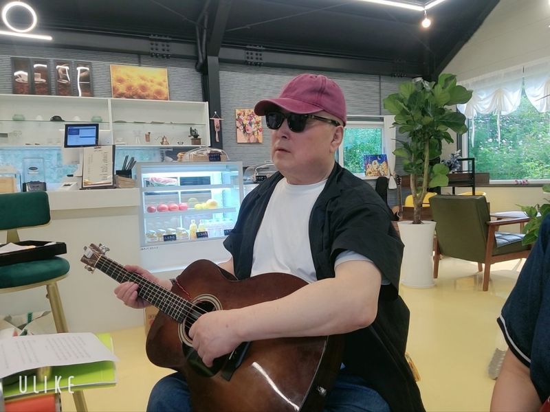 ▲ 통기타 강사 강남률 부회장의 기타 연주