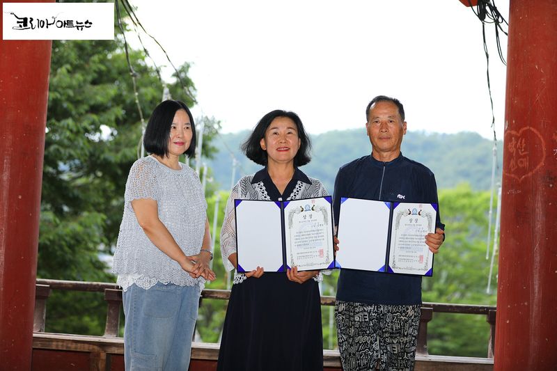 ▲ 대구경북지회 향토문학상 경연대회 금상 수상 정병옥 시인, 손학수 시인
