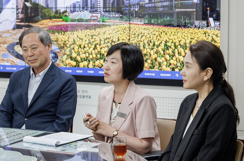 강서구 문화예술 김은경 과장이 기부부금에 쓰여질 내용에 대해서 설명하고 있다.