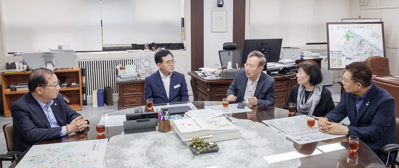 진교훈 강서구청장이 기부금전달에 감사를 표하고 있다.