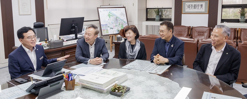 진교훈 구청장이 기부금 전달을 계기로 우리 구청에는 문화 예술적으로 소외되는 계층이 없도록 노력하겠다고 다짐 했다.