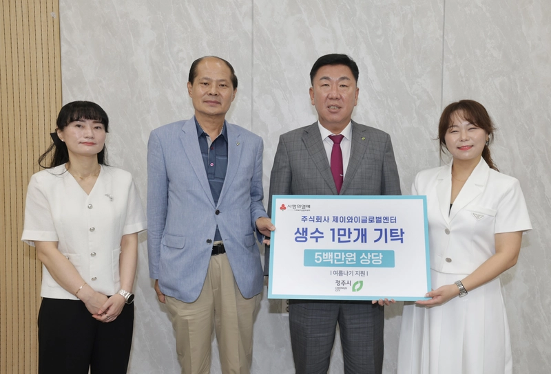 왼쪽부터 유영아 ㈜제이와이글로벌컨설팅 대표, 김종택 ㈜제이와이글로벌엔터 고문, 이범석 청주시장, 최혜림 ㈜제이와이글로벌엔터 대표