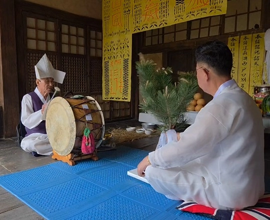 「충청도 앉은굿」 명예보유자 신명호