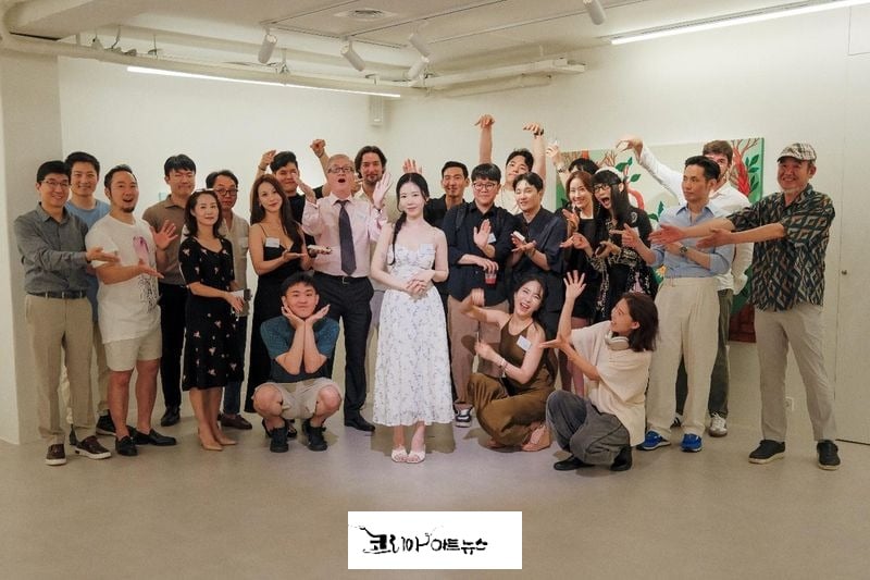 의류, 사람, 드레스, 신발류이(가) 표시된 사진
AI 생성 콘텐츠는 정확하지 않을 수 있습니다.