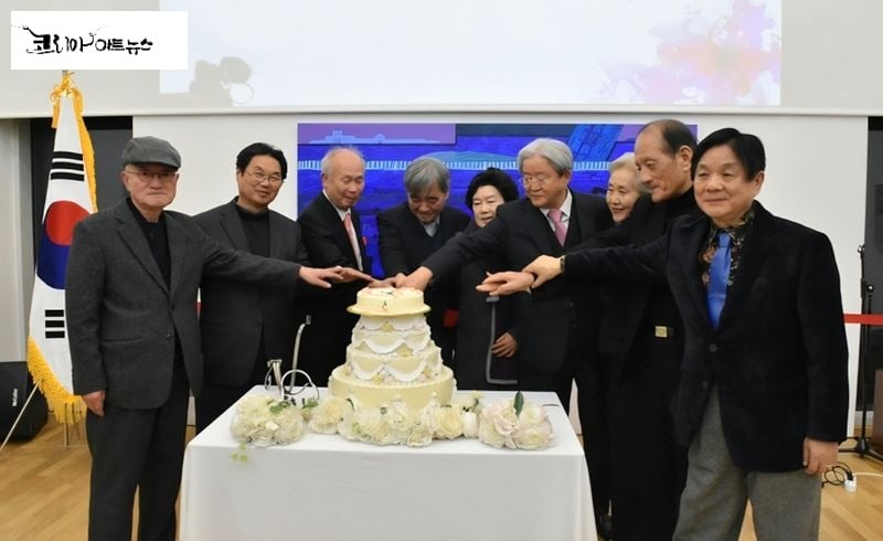 ▲ 시낭송 50주년기념(우. 이근배, 김성우(명예시인1호),허영자,박성훈(3호),유안진, 최동호, 오세영, 이건청, 오탁번시인)