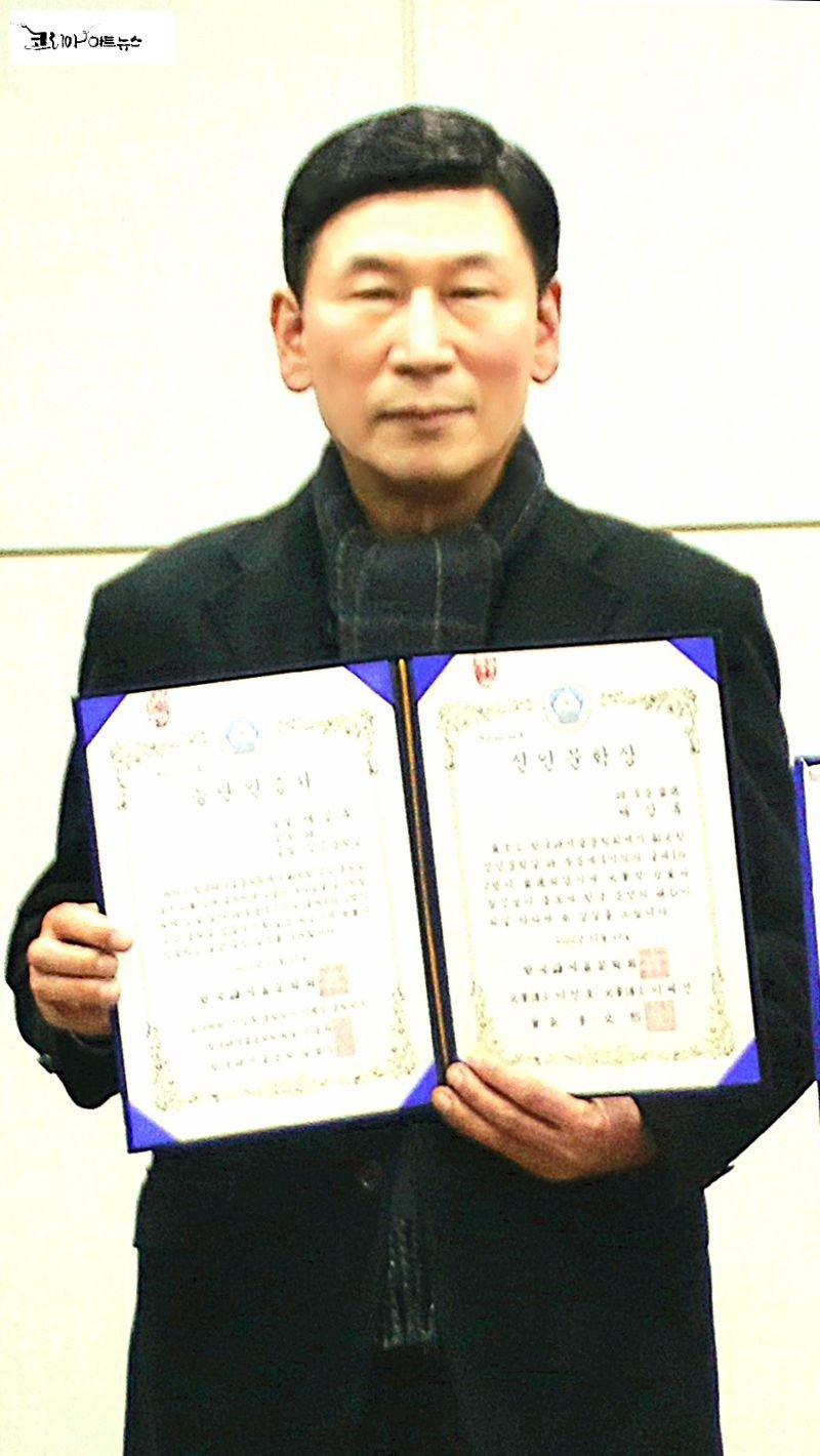 예술로 읽는 풍경과 감정의 대화 — 다니엘 가버의 <Shadows>와 배상록 시인의 <외딴집>  "밤이 깊어 갈수록  마음 졸이며, 서성거려 보지만 이미 눈 맞았습니다. 어둠과"   한국 시서울문학회 운영이사 배상록 시인, 그리움의 내면적 감정...무언의 고백과 말 없는 응시 
