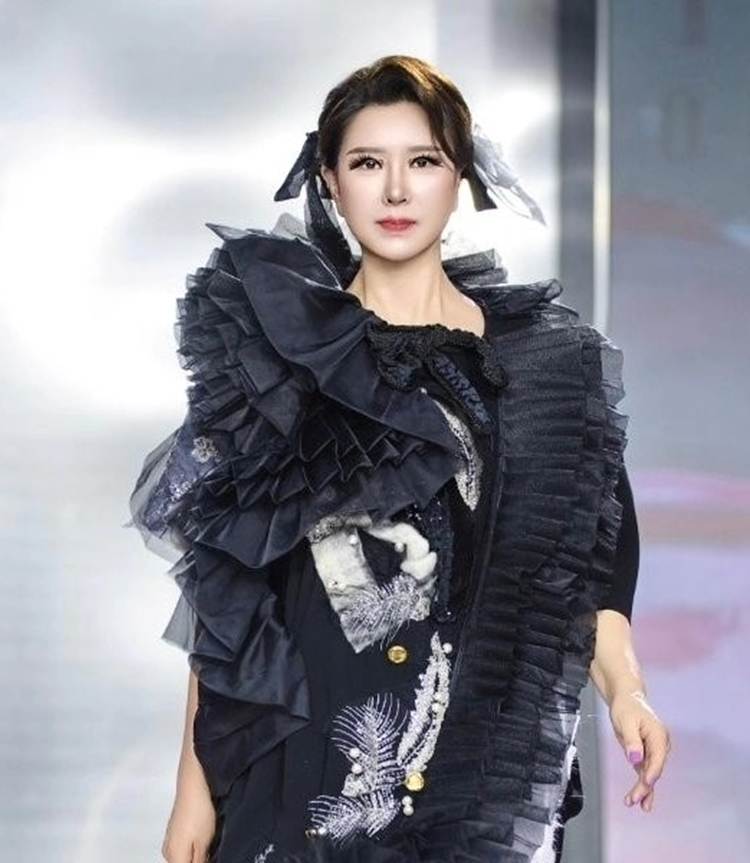 의류, 인간의 얼굴, 사람, 패션이(가) 표시된 사진

AI 생성 콘텐츠는 정확하지 않을 수 있습니다.