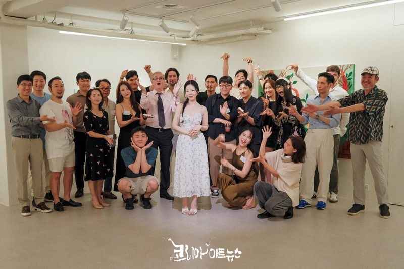 의류, 사람, 드레스, 신발류이(가) 표시된 사진
AI 생성 콘텐츠는 정확하지 않을 수 있습니다.
