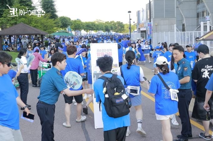  지난 2일 오후 경기남부경찰청 및 수원중부경찰서 경찰관들이 수원월드컵경기장 보조경기장에서 열린 '싸이 흠뻑쇼 SUMMERSWAG2025'에서 기초질서 확립 캠페인을 실시했다. (사진=경기남부경찰청 제공)