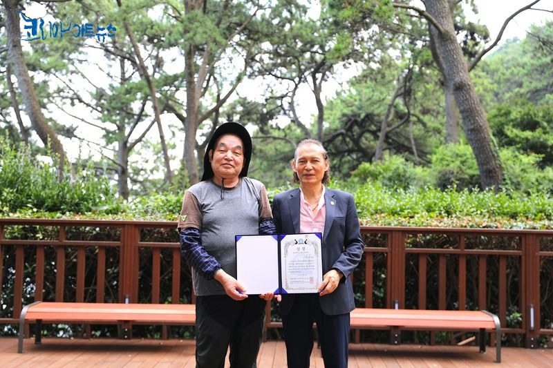 ▲ 부산지회 향토문학상 경연대회 금상 수상 : 김영주 시인 [사진 : 이청강 기자]