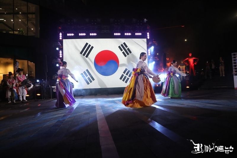 저녁공연 SenayanPark 야외무대 소고춤