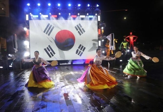SenayanPark 야외무대 저녁공연 소고춤