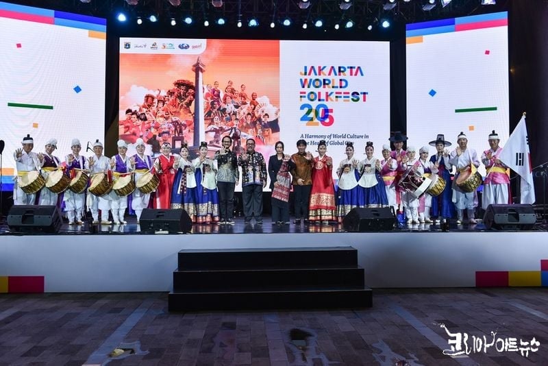 폐막식 기념사진 SenayanPark 특설무대 (사진 Lulu Azmi 제공)