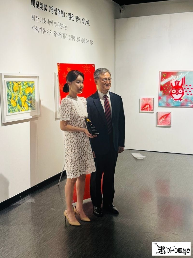 국제산타클로스협회 한국지부 남철희 회장(오른촉)과 이애라 부회장(왼쪽).