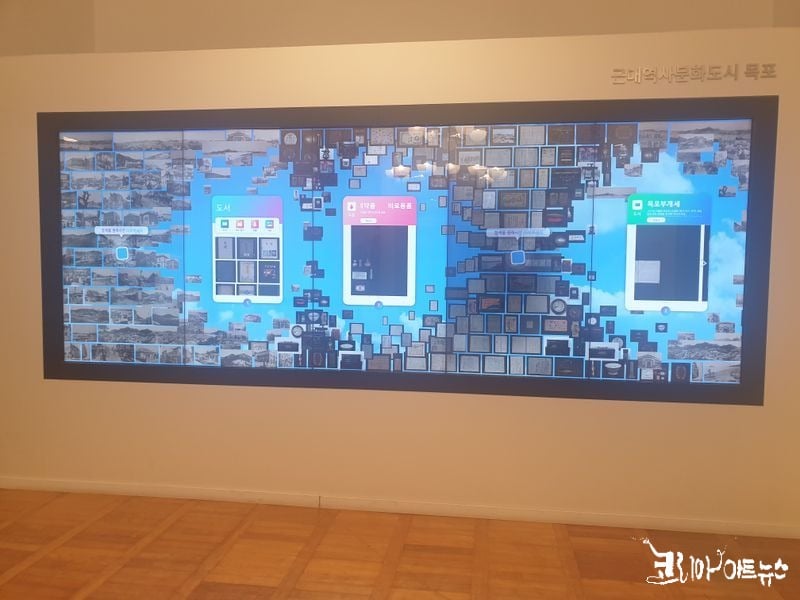 신구의 만남. 영사관 내 첨단 검색시스템