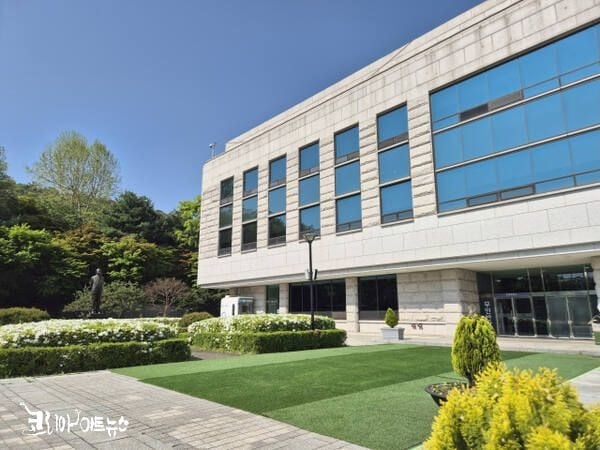 올해 개관 30주년을 맞은 수원시립선경도서관 전경. 도서관제공