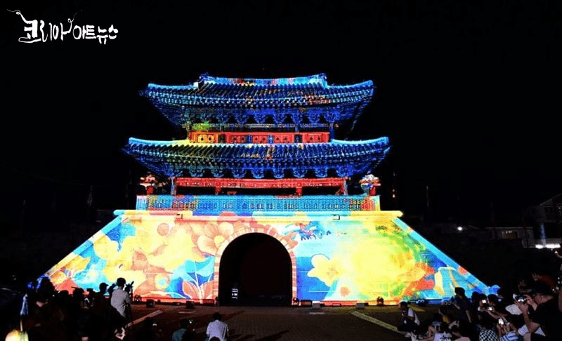 15일 저녁 진주성 공북문에서 펼쳐진 매체예술(미디어아트) 행사. [사진제공 진주시청]