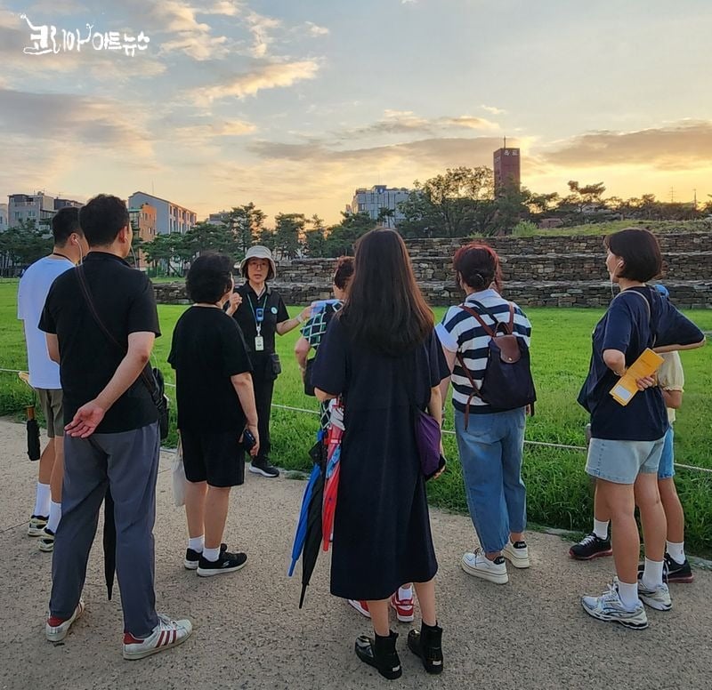 ▲ 석촌동고분군 송파구, “여름밤의 한성백제로 초대합니다” 한성백제왕도길 야간해설 프로그램 운영