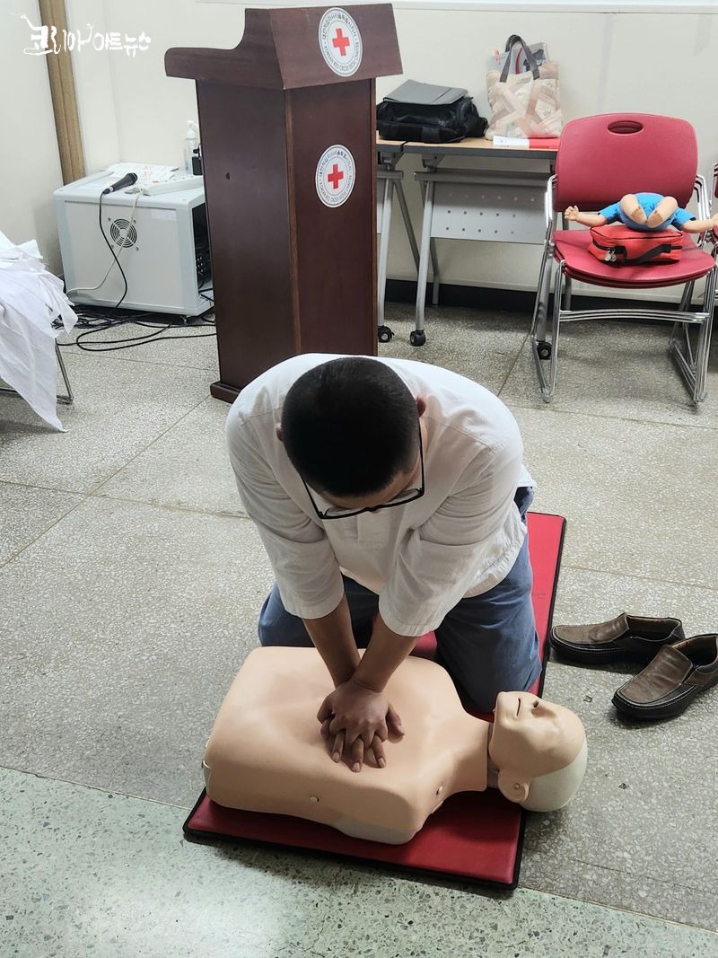 ▲ 대한적십자사 응급처치강사 이현진이 CPR 처치를 하고 있다. [사진 : 이청강 기자]
