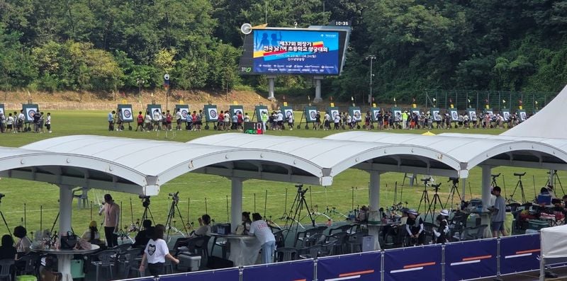전국남녀 초등학교 양궁대회 장면