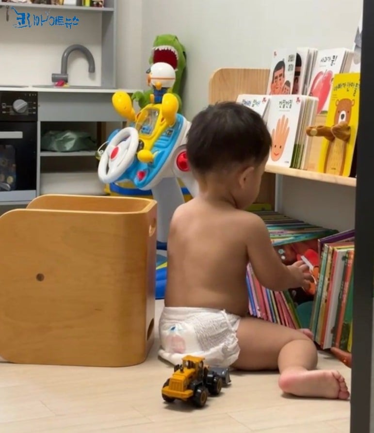 책 읽고 노는 아이(출처-https://blog.naver.com/kgdikgdi9/223658498044)