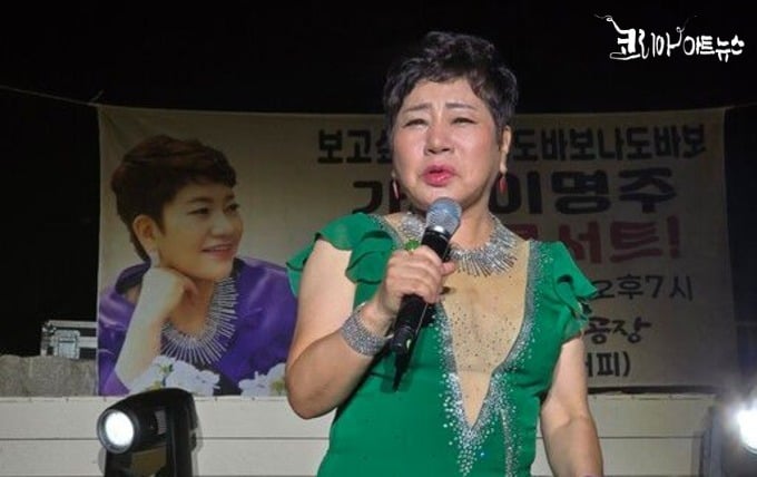 가수 이명주...팔당 빵공장,무더운 날씨 열창하고 있다.