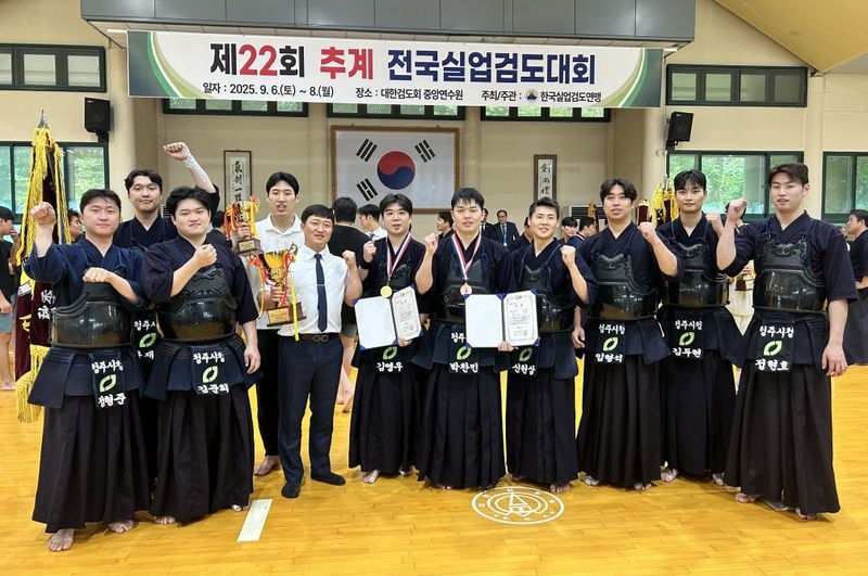 왼쪽부터 정형준, 장재선, 김준희, 이대영 코치, 김대성 감독, 김영우, 박찬민, 신원삼, 임형석, 김두현, 정현호 선수