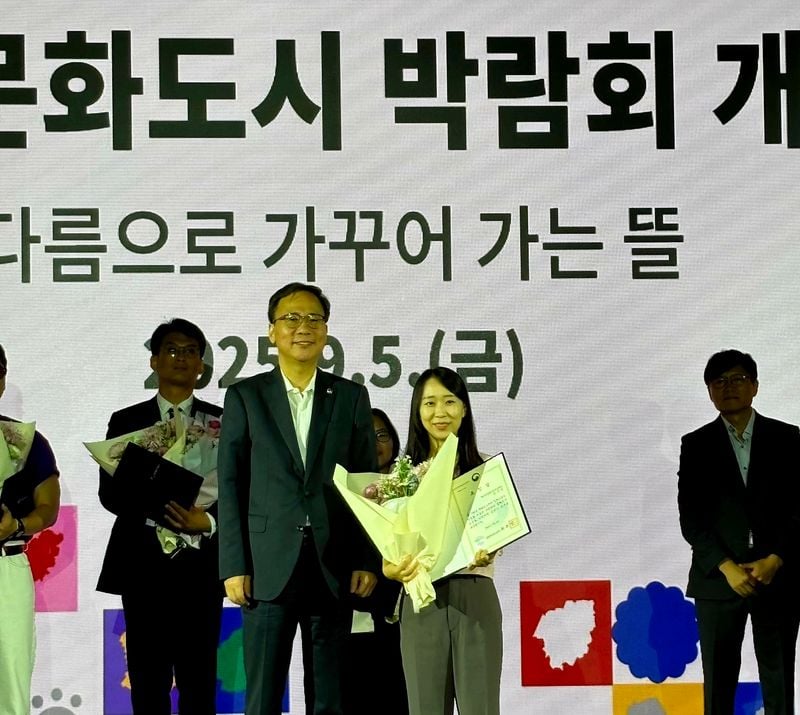  앞줄 꽃다발 든 여성이 임수진 책임