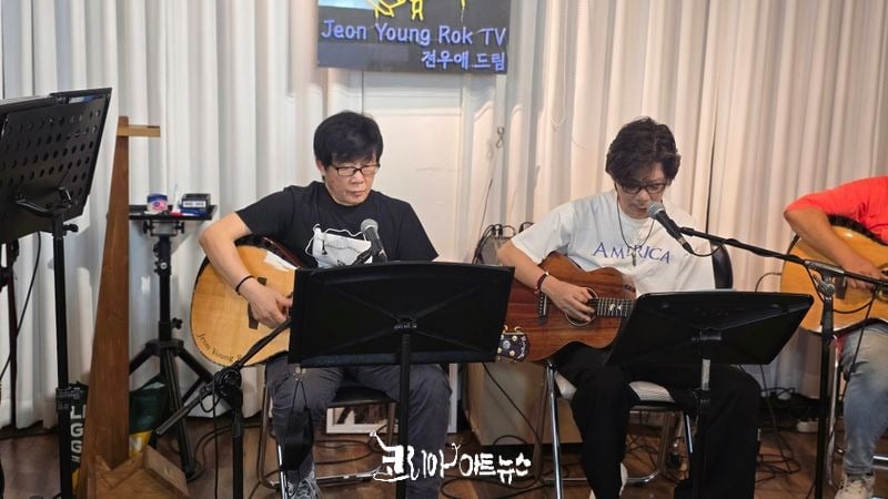 구의동 스튜디오에서 전영록TV 라이브 방송을 위해 리허설중인 가수 전영록, 이치현.