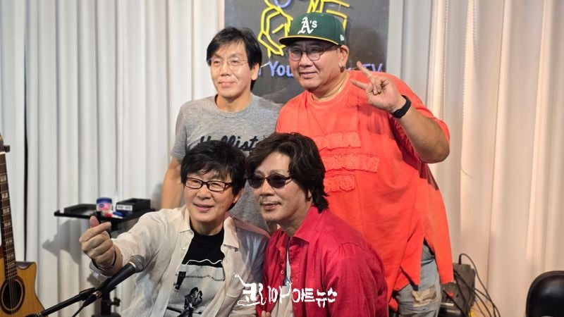 구의동 스튜디오에서 전영록TV 라이브 방송 후 추억을 남기고 있다, 앞 좌)전영록, 이치현, 뒤 좌)전진영(코러스,건반), 엄태산(코러스,기타).