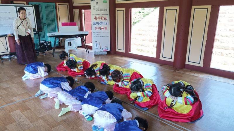 충주향교 꼬마선비의 선비풍류